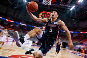 CBA明星球员在比赛中突破上篮的精彩瞬间特写